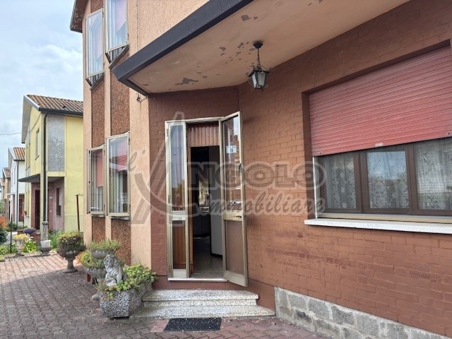 Villa in Vendita a Pincara, 68'000€, 188 m²