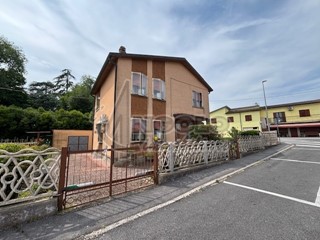 Villa in Vendita a Pincara, 68'000€, 188 m²