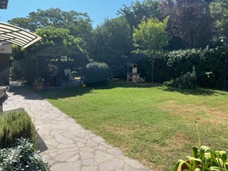 Villa in Vendita a Montemurlo, zona Bagnolo, 380 m², con Box