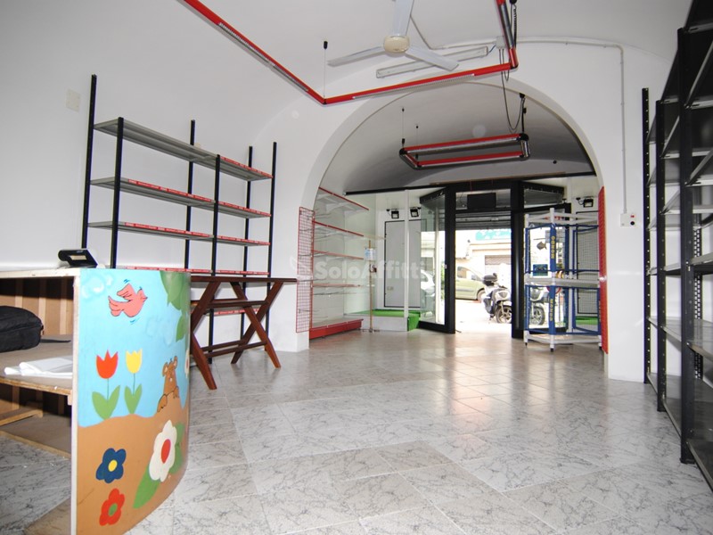 Capannone in Affitto a Livorno, zona Antignano - Banditella - Ardenza, 1'000€, 70 m²