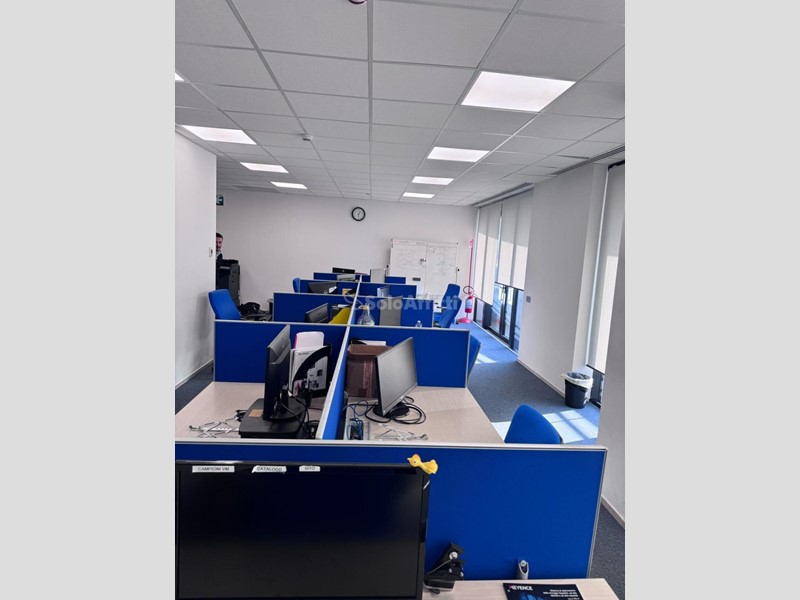 Ufficio in Affitto a Pescara, zona Tribunale Nuovo, 3'000€, 300 m²