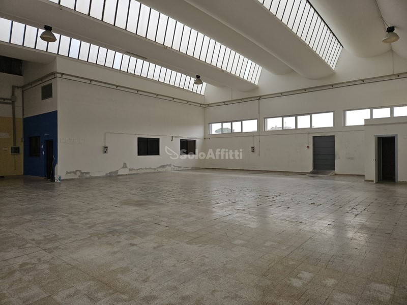 Capannone in Affitto a Barletta, 2'300€, 400 m²