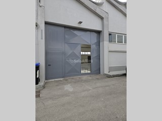 Capannone in Affitto a Barletta, 2'300€, 400 m²