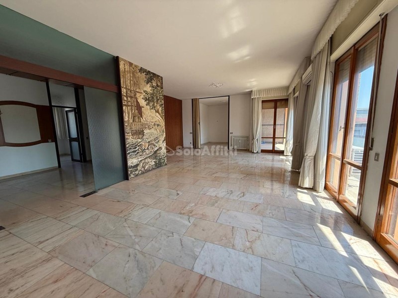 Appartamento in Affitto a Modena, 2'200&euro;, 250 m²