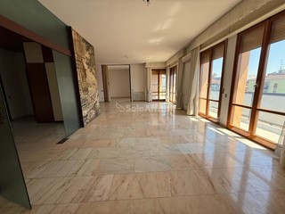 Appartamento in Affitto a Modena, 2'200&euro;, 250 m²