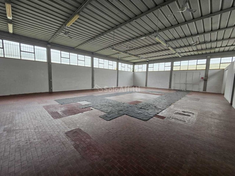 Magazzino in Affitto a Fucecchio, 1'300&euro;, 450 m²