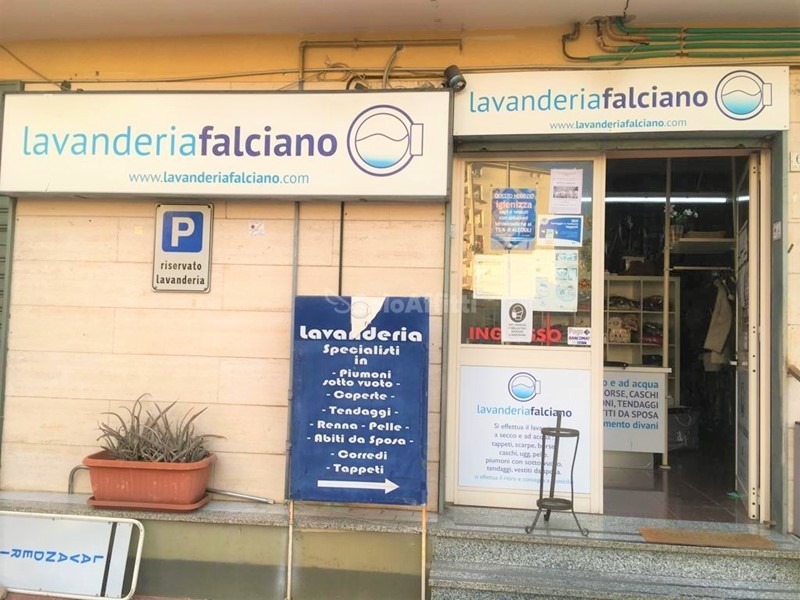 Capannone in Affitto a Caserta, 1'200€, 90 m²