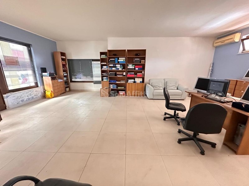 Capannone in Affitto a Marcianise, 450€, 68 m²