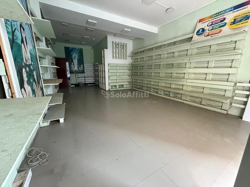 Capannone in Affitto a Caserta, 1'200€, 60 m²