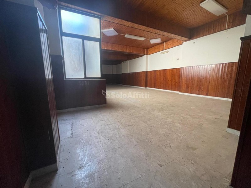 Capannone in Affitto a Caserta, 2'000€, 280 m²