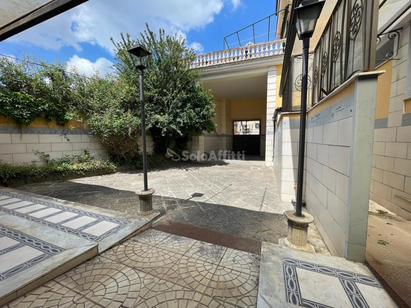 Ufficio in Affitto a Maddaloni, 1'800€, 240 m²