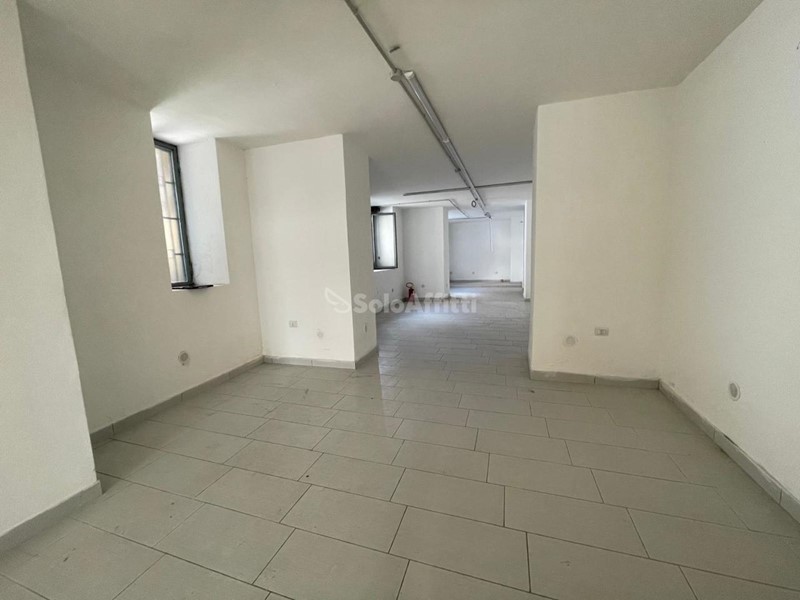 Capannone in Affitto a Caserta, 900€, 110 m²