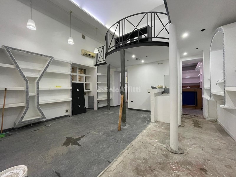 Capannone in Affitto a Caserta, zona Centro, 700€, 70 m²