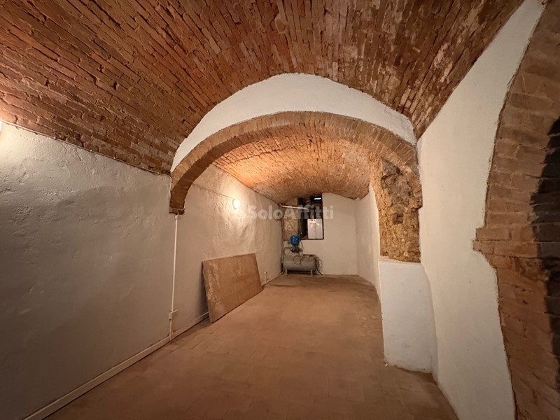 Capannone in Affitto a Siena, zona Centro storico, 2'000€, 180 m²