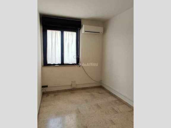 Ufficio in Affitto a Reggio Calabria, zona Centro, 700€, 97 m²