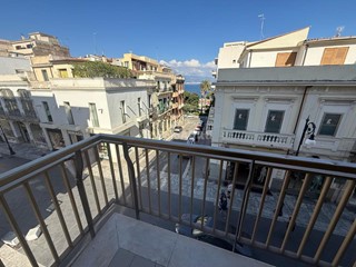 Appartamento in Affitto a Reggio Calabria, zona Centro, 1'400€, 136 m²