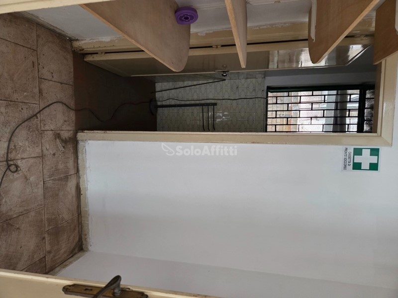 Capannone in Affitto a Reggio Calabria, zona Viale Aldo Moro, 280€, 33 m²