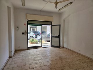 Capannone in Affitto a Reggio Calabria, zona Viale Aldo Moro, 280€, 33 m²