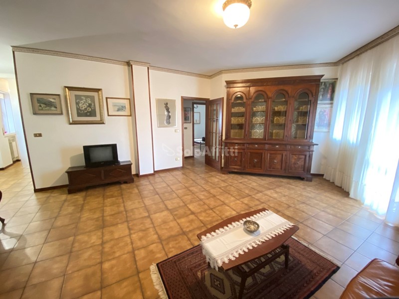 Quadrilocale in Affitto a Rimini, zona Anagrafe, 800€, 90 m², arredato