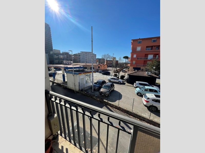 Ufficio in Affitto a Frosinone, 1'200€, 200 m²