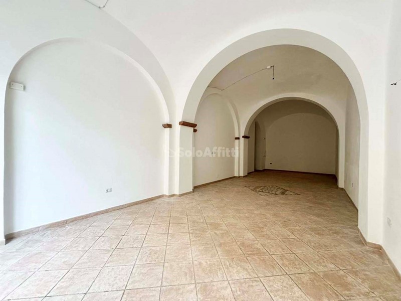 Attività commerciale in Affitto a Oristano, 1'100€, 80 m²