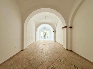 Attività commerciale in Affitto a Oristano, 1'100€, 80 m²