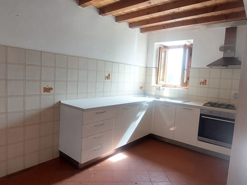 Rustico in Vendita a Reggello, zona San Donato in Fronzano, 295'000€, 260 m²
