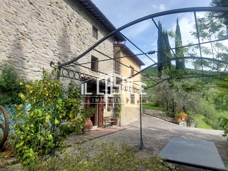 Casale in Vendita a Londa, 350'000€, 310 m², con Box