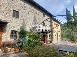 Casale in Vendita a Londa, 350'000€, 310 m², con Box