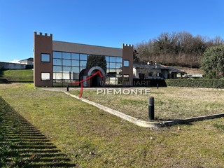 Capannone in Vendita a Cureggio, 365'000€, 974 m²