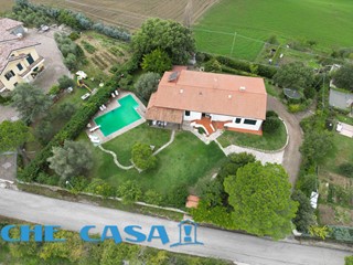 Casa Indipendente in Vendita a Montelabbate, zona Apsella, 550'000€, 400 m², arredato, con Box