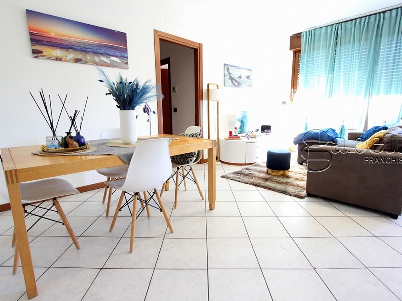 Trilocale in Vendita a Lainate, 180'000€, 85 m², arredato, con Box