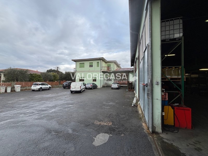 Capannone in Vendita a Luni, zona Dogana, 1'000'000€, 1400 m²