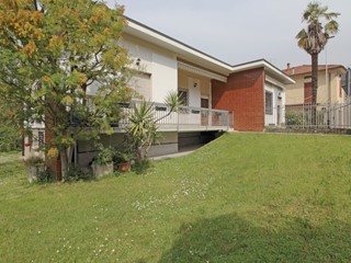 Casa Indipendente in Vendita a Ome, 375'000€, 272 m², con Box