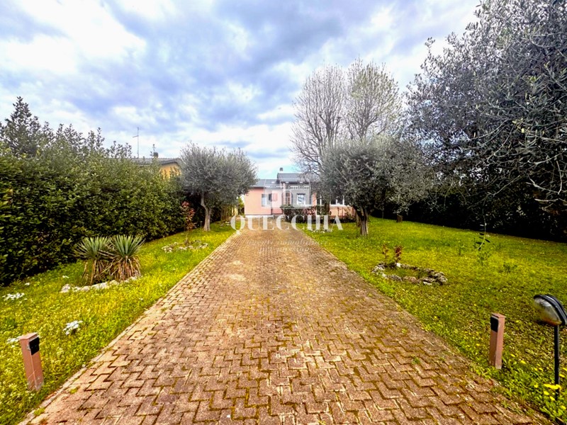 Casa Indipendente in Vendita a Peschiera del Garda, 650'000€, 250 m², con Box