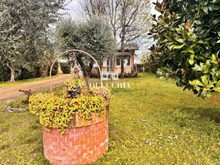 Casa Indipendente in Vendita a Peschiera del Garda, 650'000€, 250 m², con Box