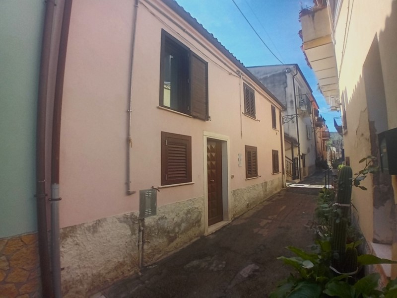 Casa Indipendente in Vendita a Manoppello, zona Paese-Centro Storico, 75'000€, 150 m²