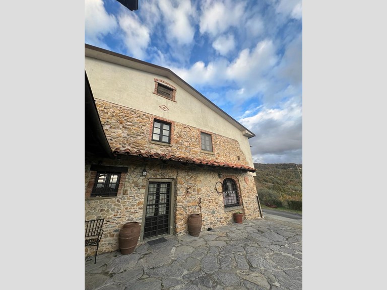 Casa Indipendente in Vendita a Fivizzano, 320'000€, 300 m², arredato