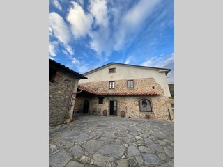 Casa Indipendente in Vendita a Fivizzano, 320'000€, 300 m², arredato