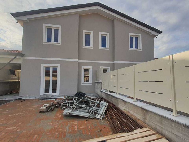 Casa Semi Indipendente in Vendita a Luni, zona Dogana, 305'000€, 80 m²