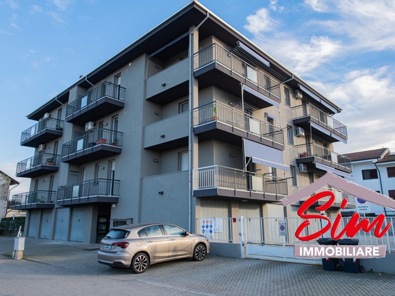 Trilocale in Vendita a Novara, zona Lumellogno, 145'000€, 98 m², con Box