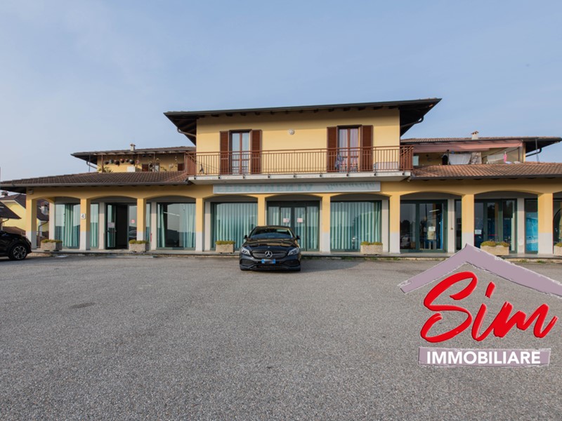 Immobile commerciale in Vendita a Oleggio, 970'000€, 892 m²