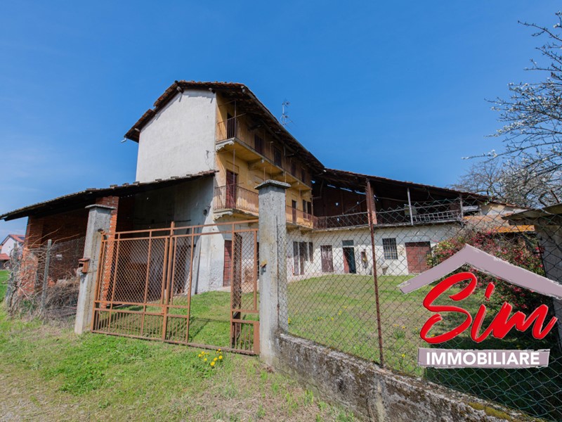 Casa Indipendente in Vendita a Fara Novarese, 59'000€, 300 m²