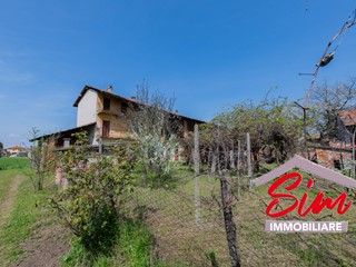 Casa Indipendente in Vendita a Fara Novarese, 49'000€, 300 m²