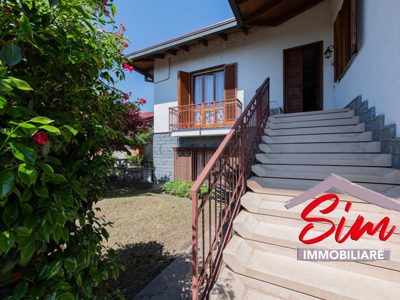 Villa in Vendita a Casaleggio Novara, 298'000€, 280 m², con Box