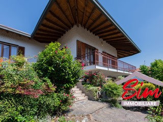 Villa in Vendita a Casaleggio Novara, 298'000€, 280 m², con Box