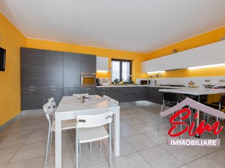 Casa Semi Indipendente in Vendita a Mandello Vitta, 139'000€, 250 m²