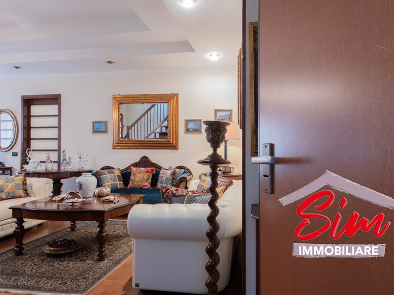 Appartamento in Vendita a Novara, zona San Martino, 275'000€, 185 m², con Box