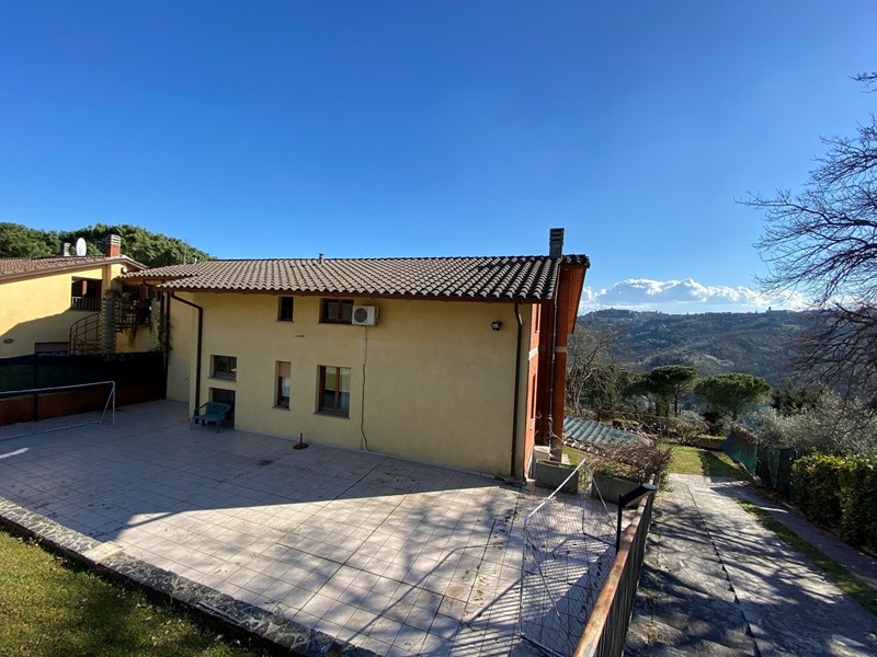Villa in Vendita a Perugia, zona Periferia, 290'000€, 283 m²