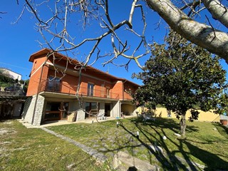 Villa in Vendita a Perugia, zona Periferia, 290'000€, 283 m²